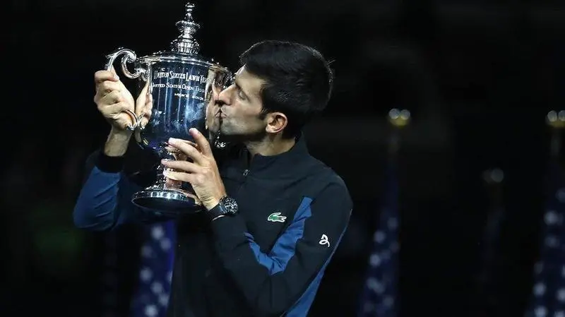 Novak Djokovic besando el trofeo otra vez m&aacute;s