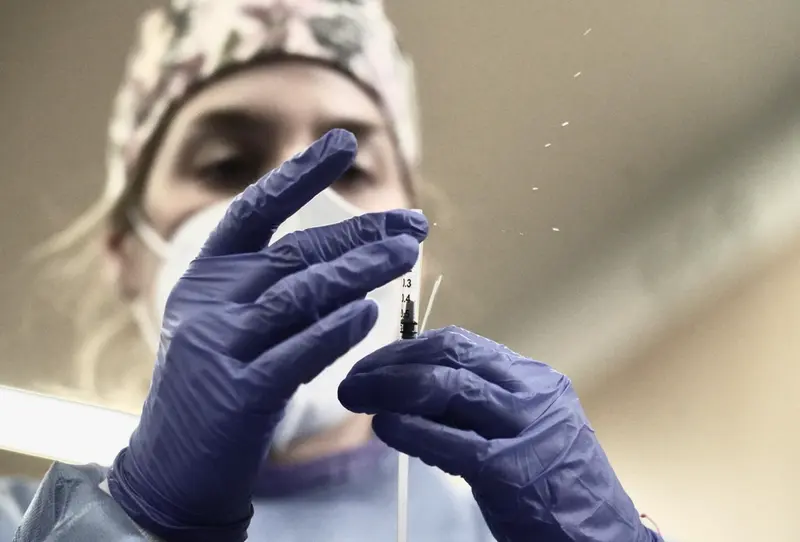  Cvirus.- Sanidad estudia d&oacute;nde vacunar contra el COVID-19 a personas desplazadas de su comunidad de origen - H.Bilbao - Europa Press 