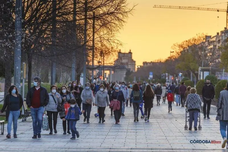  Gente paseando por Vial Norte. - Jos&eacute; Le&oacute;n. 