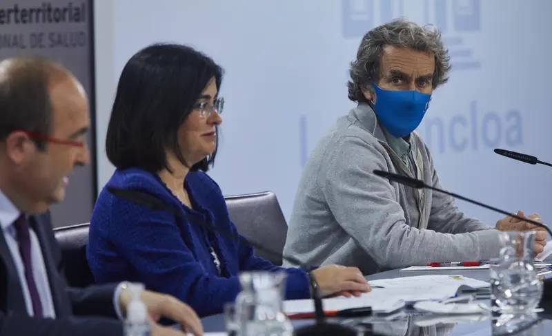  (I-D) El ministro de Pol&iacute;tica Territorial y Funci&oacute;n P&uacute;blica, Miquel Iceta, la ministra de Sanidad, Carolina Darias y el director del Centro de Coordinaci&oacute;n de Alertas y Emergencias Sanitarias (CCAES), Fernando Sim&oacute;n , comparecen en rueda de prensa tras pr - EUROPA PRESS/J. Hell&iacute;n. POOL - Europa Press 