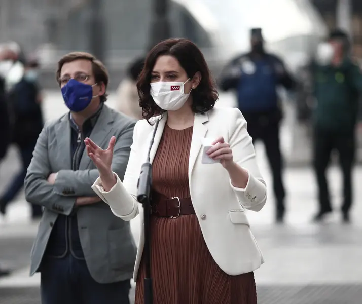  La presidenta de la Comunidad, Isabel D&iacute;az Ayuso; y el alcalde, Jos&eacute; Luis Mart&iacute;nez-Almeida (d), durante un recorrido programado por el centro de la capital para valorar los destrozos tras una noche de protestas, en Madrid, (Espa&ntilde;a), a 18 de febrero. - Eduardo Parra - Europa Press 