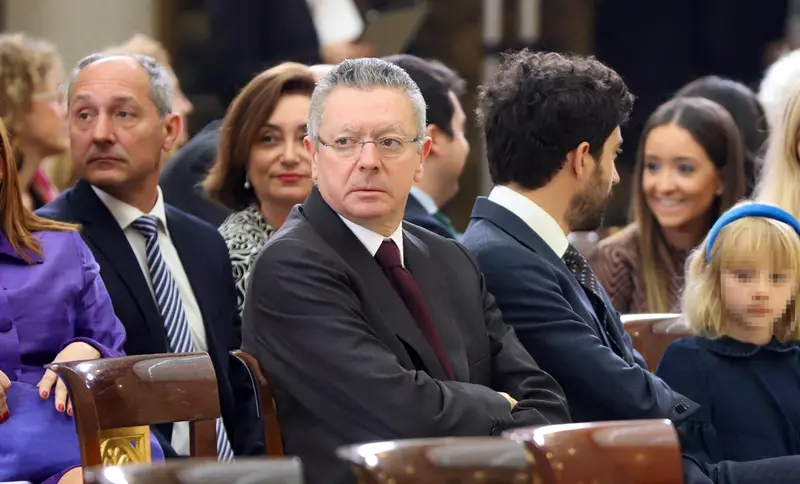  El exministro de Justicia y expresidente de la Comunidad de Madrid con el PP, Alberto Ruiz-Gallard&oacute;n, ha admitido este domingo que nunca le gust&oacute; la sede del partido en la calle G&eacute;nova n&uacute;mero 13, edificio que los 'populares' abandonar&aacute;n tras cerca de 40 a&ntilde;os siendo su sede central.

"A m&iacute; nunca me gust&oacute; el edificio de G&eacute;nova", ha confesado en una entrevista para la Cadena Ser recogida por Europa Press, en la que ha hablado sobre la calle de G&eacute;nova, el edificio en el n&uacute;mero 13 y en la que ha relatado algunas an&eacute;cdotas relacionadas con la que es todav&iacute;a la sede del PP.

Seg&uacute;n ha explicado, el edificio de G&eacute;nova 13 fue "una de esas locuras que se hicieron en los a&ntilde;os 70 en Madrid cuando hab&iacute;a licencia para matar, pero para matar edificios".

Durante aquellos a&ntilde;os, contin&uacute;a Ruiz-Gallard&oacute;n, se autoriz&oacute; hacer, por tanto, un "edificio excesivo en volumen, con una piel que no respeta de ninguna de las formas lo que es el entorno". "No es que no se mimetice, sino que agrede a sus vecinos, edificios del siglo XIX".

As&iacute;, el que tambi&eacute;n fuera alcalde de la capital entre 2003 y 2011 considera que G&eacute;nova 13 es un edificio "francamente feo", aunque eso s&iacute;, su ubicaci&oacute;n es "fant&aacute;stica". "Y la famosa reforma no lo mejor&oacute; en absoluto, yo nunca le tuve cari&ntilde;o a ese edificio", a&ntilde;ade.

Gallard&oacute;n, cuyo primer encargo en el PP fue redactar el contrato de arrendamiento del edificio a finales de 1982, asegura que ya en los a&ntilde;os 70 era "antiguo en su dise&ntilde;o" porque solo constaba de despachos, en lugar de espacios abiertos.

"Luego, con las reformas, algo se mejor&oacute; eso, pero es un edificio que los que hemos vivido en esa tribu, tenemos mucho cari&ntilde;o, pero ni por fuera ni por dentro significa ninguna aportaci&oacute;n al urbanismo de Madrid", se&ntilde;ala.

A pesar de sus palabras sobre este emblem&aacute;tico edificio, Gallard&oacute;n niega que vaya a bajar su precio, ahora que el PP tiene intenci&oacute;n de venderlo. "Al que lo habita dentro no le importa, las casas feas no molestan a los inquilinos, molestan a los vecinos, que somos los que las vemos desde fuera", ha dicho en tono de broma.

EL FAMOSO BALC&Oacute;N ES UNA MARQUESINA

El todav&iacute;a militante del PP ha hablado tambi&eacute;n de algunas de las m&aacute;s famosas estancias de la sede, como la s&eacute;ptima planta o el balc&oacute;n.

A la s&eacute;ptima planta se ha referido como "la planta noble", ya que es donde est&aacute; la sede de la presidencia del partido, y donde los distintos presidentes han ido instalando sus despachos. Como an&eacute;cdotas, ha comentado que los distintos presidentes nunca se instalaban en el despacho del anterior presidente y que las puertas a los despachos nunca ten&iacute;an una placa con el nombre, sino con el cargo.

Tambi&eacute;n ha hablado sobre el famoso balc&oacute;n, estancia donde los 'populares' celebran sus victorias electorales. "El balc&oacute;n no es un balc&oacute;n, es una marquesina, es otro error urban&iacute;stico", ha afirmado sobre este lugar "ic&oacute;nico" de la sede 'popular'.

Tal y como explica, se trataba de una marquesina para proteger la entrada del edificio, pero al convertirse en lugar de celebraci&oacute;n, se hizo un estudio para ver cu&aacute;nta gente pod&iacute;a haber en ella, qu&eacute; peso soportaba. "Si se acced&iacute;a a trav&eacute;s de una ventana", recuerda Gallard&oacute;n, que tambi&eacute;n ha mencionado que los ascensores son "otro de los fallos del edificio" porque s&oacute;lo hay tres.

Y ha zanjado la entrevista con un deseo sobre la futura sede del PP: "Me gustar&iacute;a que la mudanza tuviera un valor a&ntilde;adido a la ciudad de Madrid". 