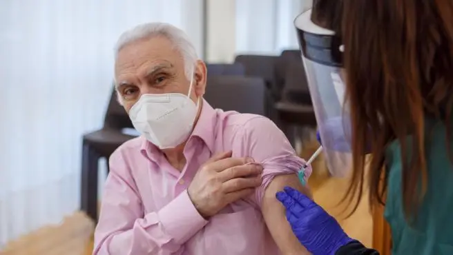  Jos&eacute; Francisco Guerrero, primer vacunado en Navarra frente al Covid-19, recibe la segunda dosis. GOBIERNO DE NAVARRA 