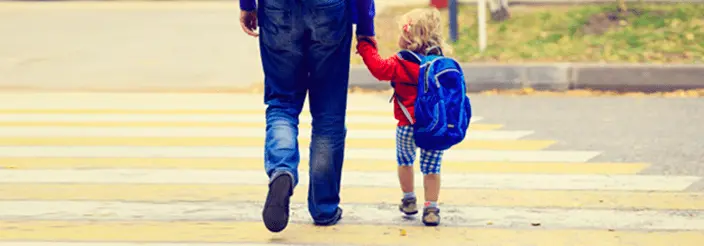  Ni&ntilde;o acude al colegio. Imagen de archivo 