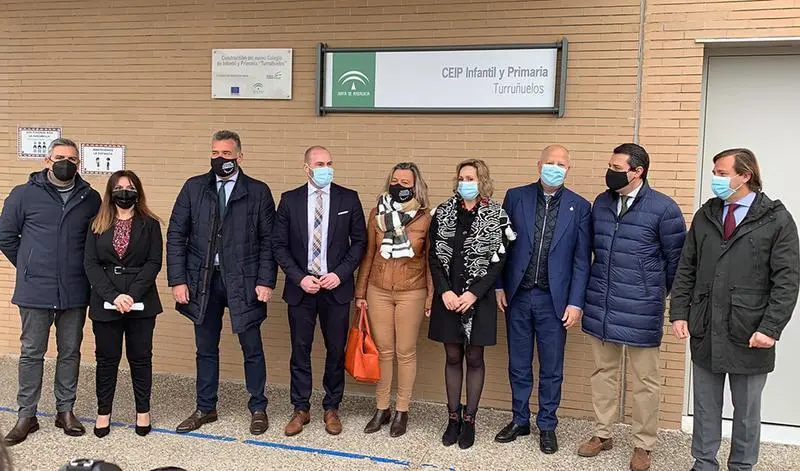  El consejero de Educaci&oacute;n y Deporte, Javier Imbroda, con los responsables del colegio Turru&ntilde;uelos de C&oacute;rdoba 