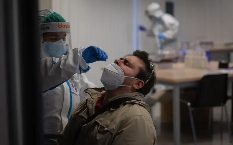  Un hombre recibe una prueba PCR en un dispositivo de cribados masivos. - David Zorrakino - Europa Press 