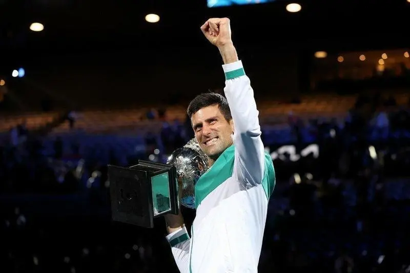Novak Djokovic sonr&iacute;e tras conseguir su decimoctavo Gran Slam.