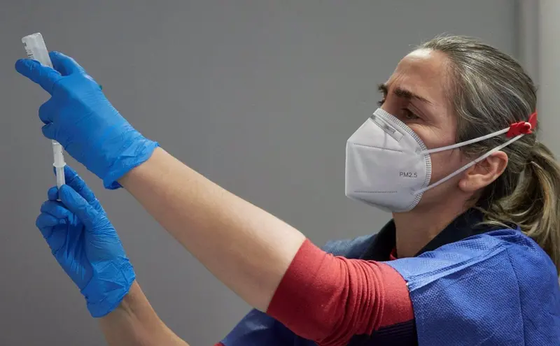  Una trabajadora sanitaria administra vacuna - EDUARDO SANZ/EUROPA PRESS 