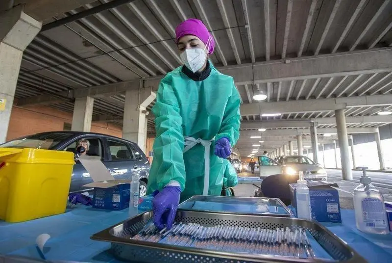  Una sanitaria en el estadio Colombino de Huelva, zona habilitada para la vacunaci&oacute;n. // EP 