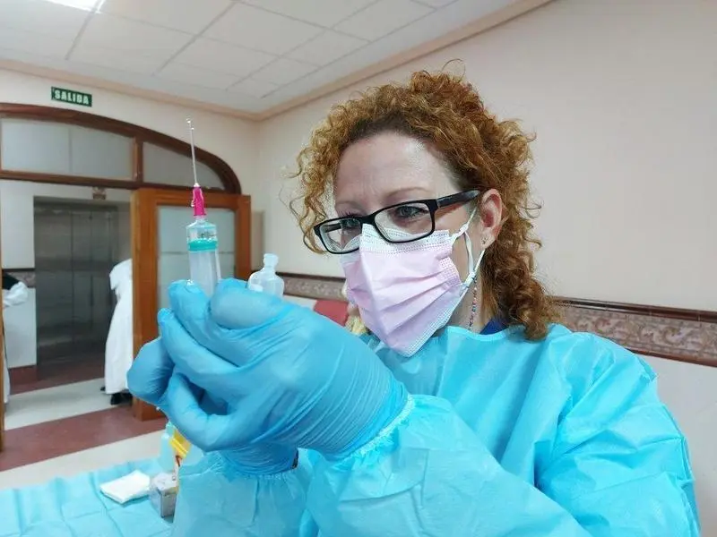  Sanitaria con dosis de la vacuna contra el Covid-19. 