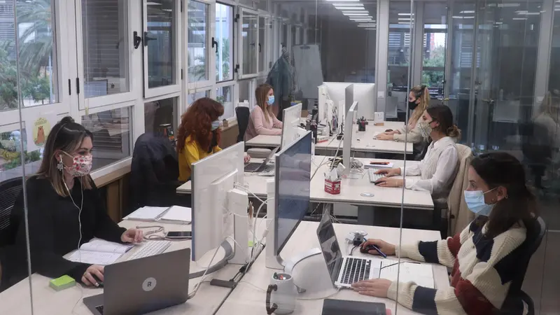  Mujeres trabajan en una oficina. 