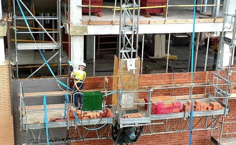 Trabajador subido en un andamio. // Twitter. 