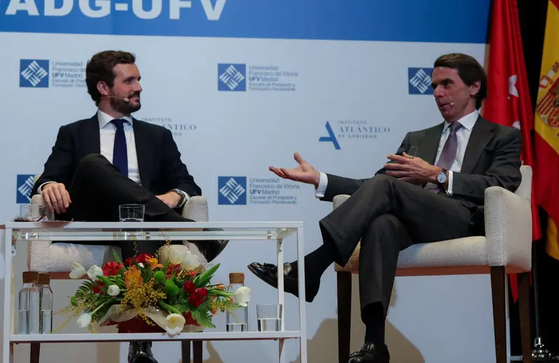  Archivo - El presidente del Partido Popular, Pablo Casado, y el expresidente del Gobierno, Jos&eacute; Mar&iacute;a Aznar, durante el di&aacute;logo `Espa&ntilde;a ante un cambio de r&eacute;gimenen el Auditorio de la Universidad Francisco de Vitoria, en Madrid (Espa&ntilde;a), a 28 de enero de - Jes&uacute;s Hell&iacute;n - Europa Press - Archivo 
