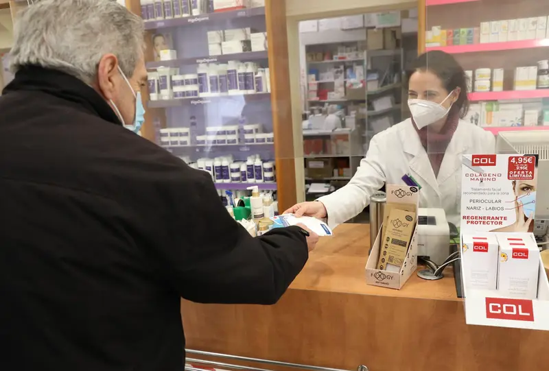  Un anciano recoge una mascarilla FFP2 en la farmacia situada en la C/Tuc&aacute;n (Carabanchel), en Madrid (Espa&ntilde;a), a 4 de febrero de 2021. Los mayores de 65 a&ntilde;os de la Comunidad de Madrid pueden recoger a partir de hoy la primera de las dos mascarillas FFP2 qu - Marta Fern&aacute;ndez Jara - Europa Press 