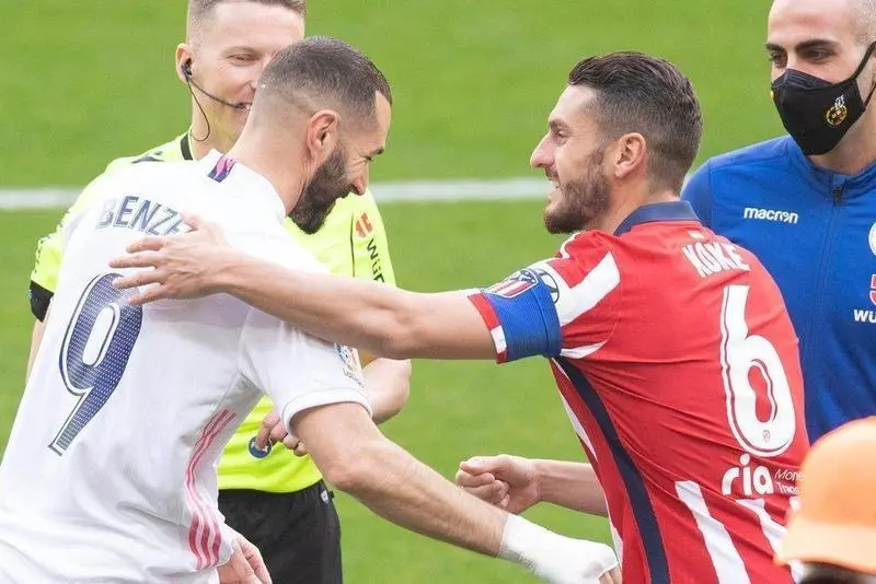  Benzema y Koke en el saludo inicial entre capitanes. // Twitter 