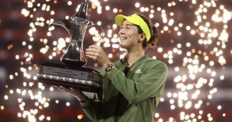  Garbi&ntilde;e Muguruza alta el trofeo en Dubai | @wta 