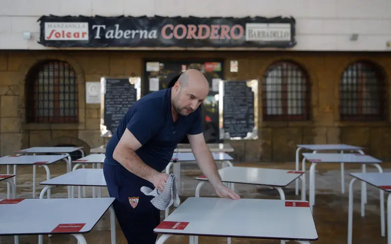  Imagen de archivo de un bar en Sevilla. - EUROPA PRESS - Archivo 