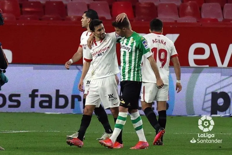 Los capitanes del Sevilla y Betis, Jes&uacute;s Navas y Joaqu&iacute;n, al final del partido. // Twitter