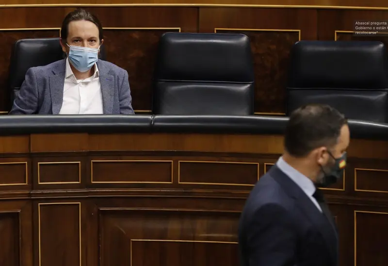  Archivo - El presidente de Vox, Santiago Abascal (d), pasa delante del esca&ntilde;o del vicepresidente tercero del Gobierno, Pablo Iglesias - Pool - Archivo 