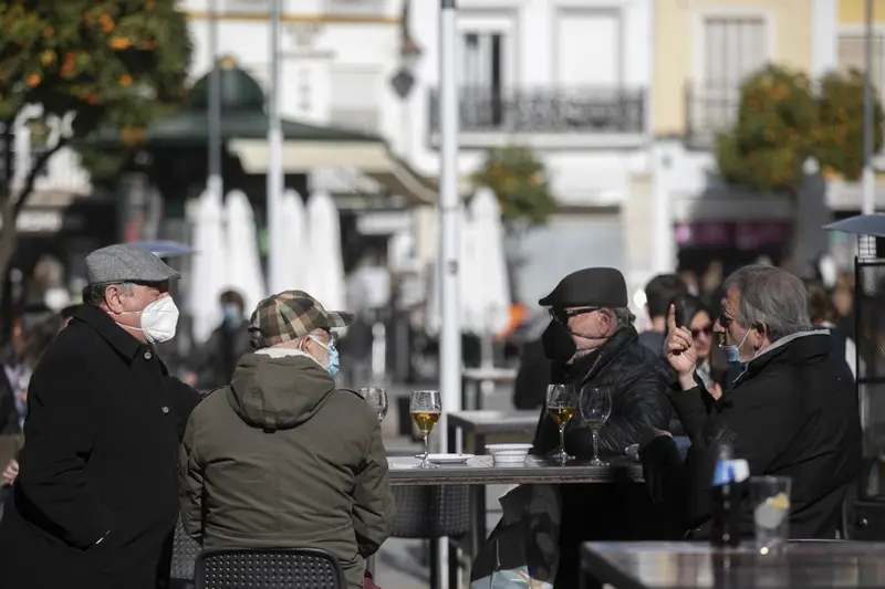  Archivo - Personas en la terraza de un bar, en Sevilla - Mar&iacute;a Jos&eacute; L&oacute;pez - Europa Press - Archivo 