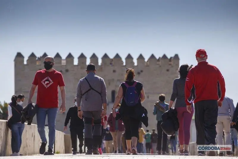  Gente paseando por Puente Romano. / Jos&eacute; Le&oacute;n. 
