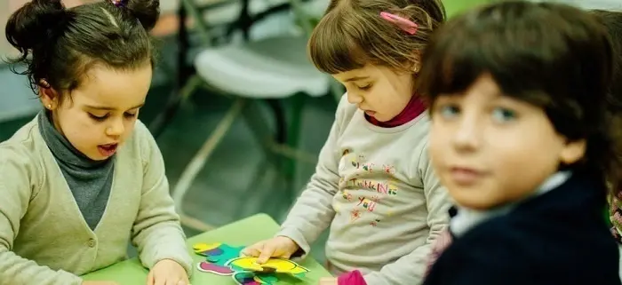  Ni&ntilde;os con juguetes. Imagen de archivo 