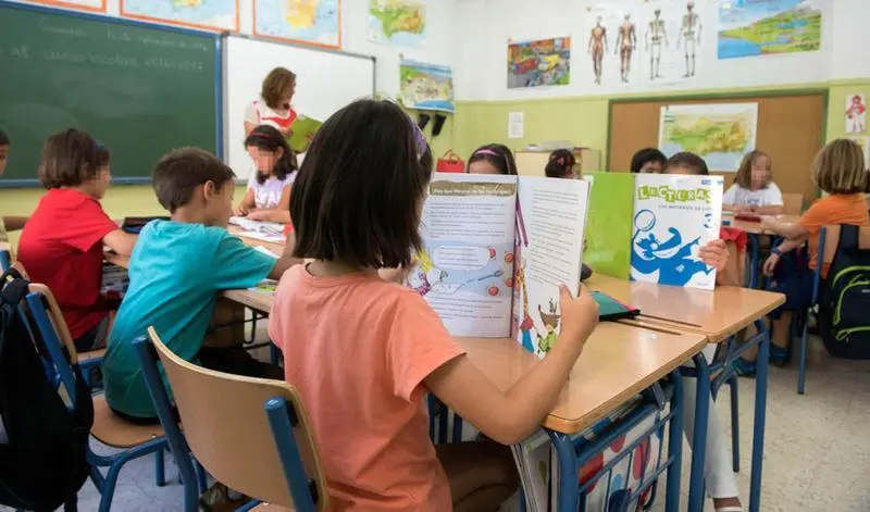  Ni&ntilde;os leyendo. I 