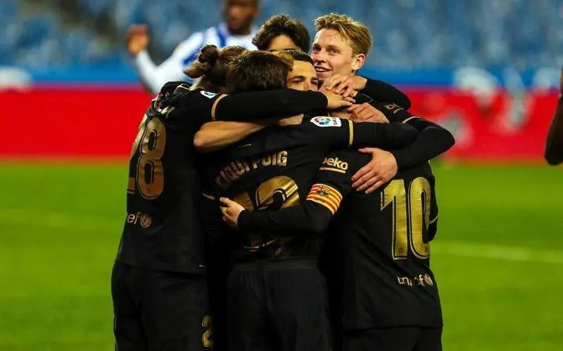 El equipo celebra la victoria conseguida frente a la Real Sociedad por 1-6. // Twitter