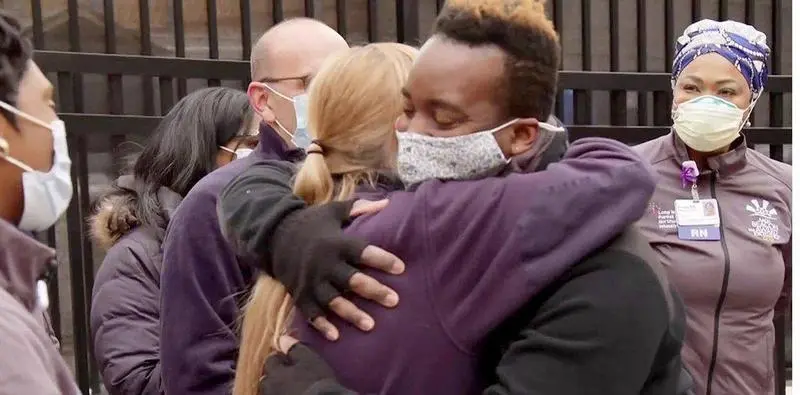  Reencuentro de John con los sanitarios que le cuidaron el a&ntilde;o pasado, recuperado de Twitter: @Bright1950start 