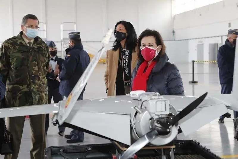  Margarita Robles en su visita a la Base A&eacute;rea de Matac&aacute;n. // Twitter 