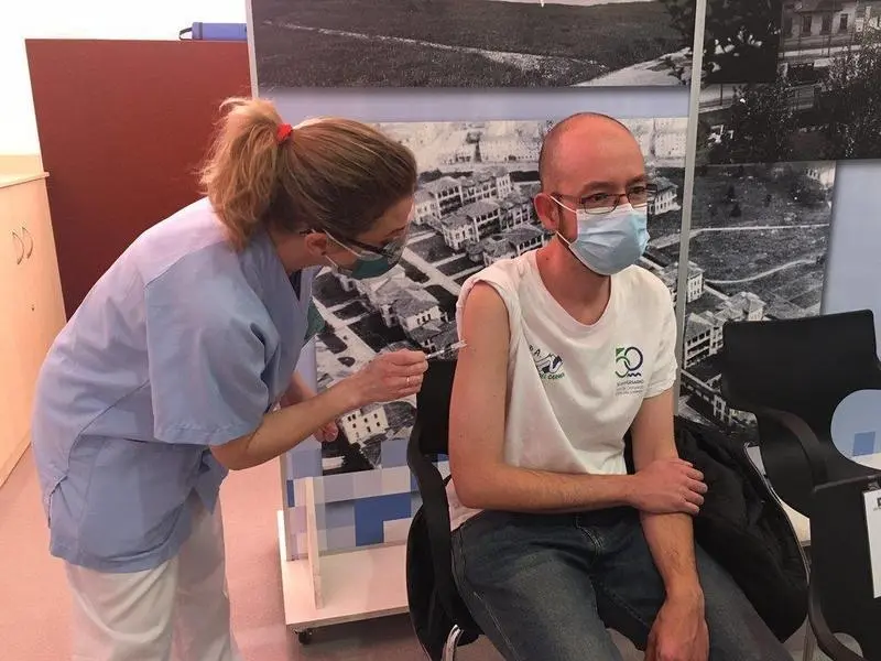  Cantabria reanudar&aacute; la vacunaci&oacute;n de profesores. // Twitter 