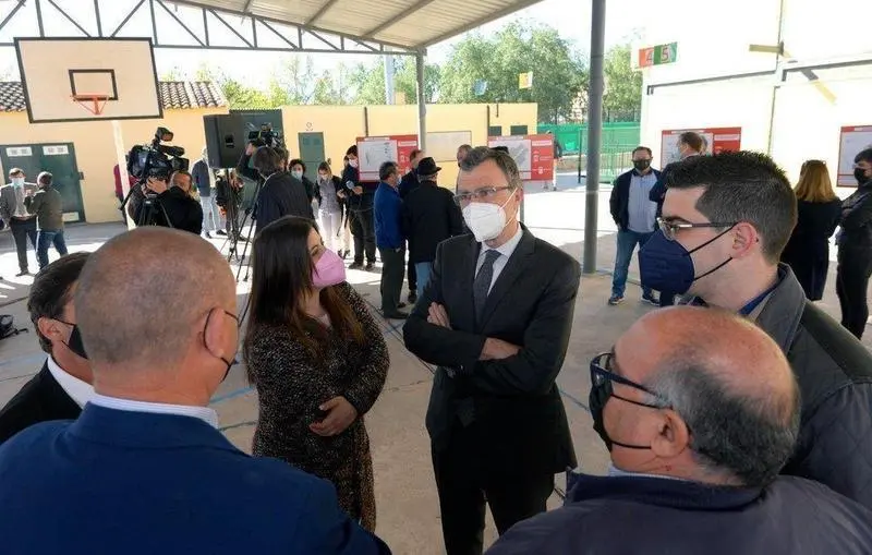 El Alcalde de Murcia, Jos&eacute; Ballesta, en una visita a un colegio p&uacute;blico. // Twitter