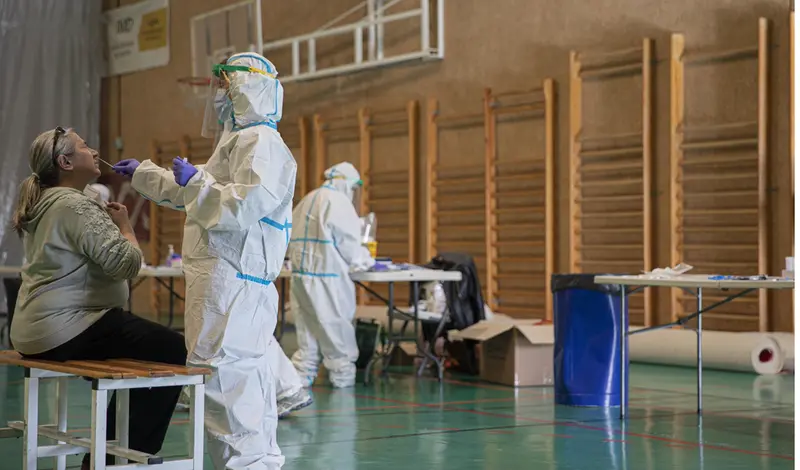  Varios sanitarios en un dispositivo de cribados masivos. - David Zorrakino - Europa Press 