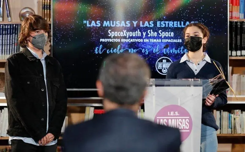  Los alumnos del proyecto del proyecto "Las Musas y las Estrellas" que lanzar&aacute;n un nanosat&eacute;lite al espacio. // Twitter 