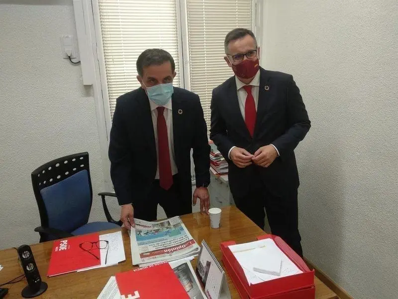  El nuevo alcalde, Jos&eacute; Antonio Serrano, a la izquierda, junto al secretario general del PSRM, Diego Conesa. // EP 