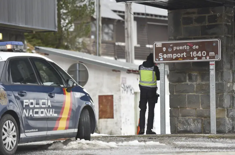  Archivo - Un agente hace guardia en el puesto fronterizo de Somport (Huesca) entre Espa&ntilde;a y Francia tras el cierre de fronteras acordado por el Gobierno, en Huesca / Arag&oacute;n (Espa&ntilde;a), a 17 de marzo de 2020. - Ver&oacute;nica Lacasa - Europa Press - Archivo 