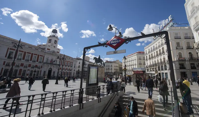  Transe&uacute;ntes caminan cerca de la estaci&oacute;n de metro de Sol, en la Puerta del Sol, Madrid, (Espa&ntilde;a), a 12 de marzo de 2021. La Comunidad de Madrid ha anunciado el cierre perimetral en el puente de San Jos&eacute; y durante la festividad de Semana Santa pero recurri - Alberto Ortega - Europa Press 