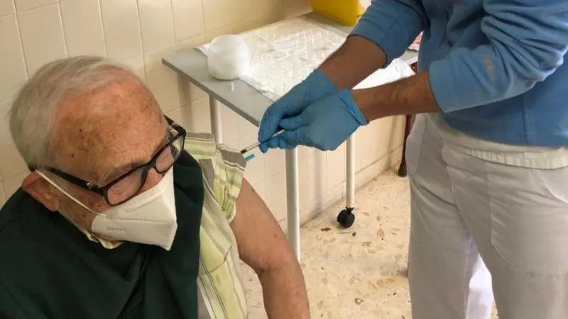  Vacunaci&oacute;n, v&iacute;a Twitter: @JuliArrufat11 