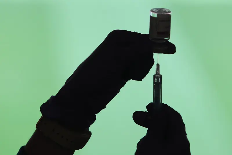  Un profesional sanitaria sostiene una jeringuilla y un vial con la vacuna del Covid-19, en un dispositivo instalado en el Estadio Wanda Metropolitano, en Madrid (Espa&ntilde;a), a 30 de marzo de 2021. - Marta Fern&aacute;ndez Jara - Europa Pres 