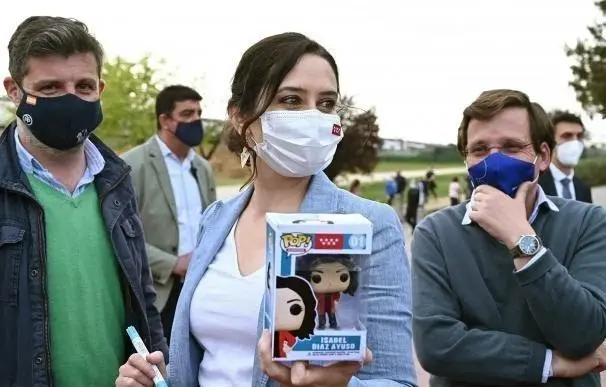  Isabel D&iacute;az Ayuso con su Funko personalizado, v&iacute;a Twitter: @Charless_GM 