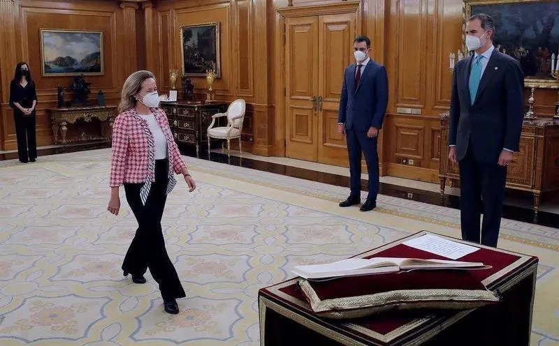  El Rey Felipe VI preside la jura o promesa de la vicepresidenta segunda y ministra de Asuntos Econ&oacute;micos y Transformaci&oacute;n Digital, Nadia Calvi&ntilde;o, en el Palacio de la Zarzuela. // EP 