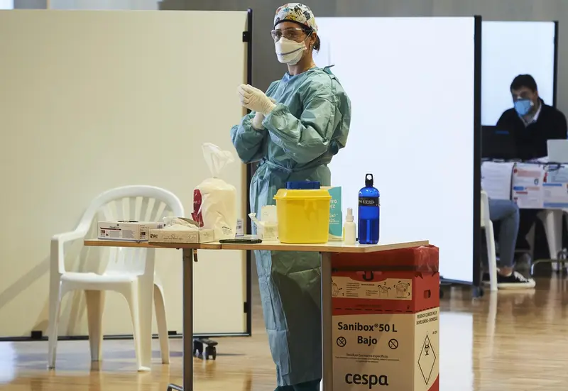  Una profesional sanitaria, en un dispositivo de vacunaci&oacute;n masiva frente al Covid-19, en el Palacio de Exposiciones y Congresos de Santander, en Cantabria (Espa&ntilde;a). - Juan Manuel Serrano Arce - Europa Press 