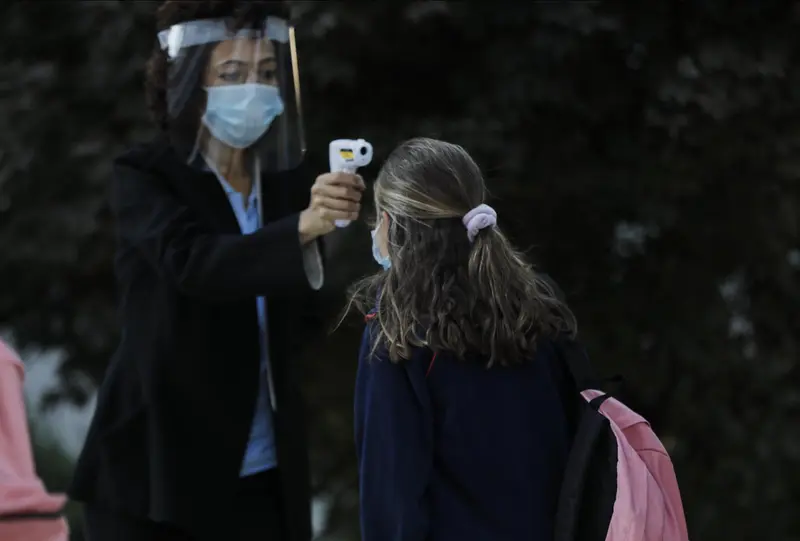  Archivo - Toma de temperatura a alumnos en un colegio de Madrid - Jes&uacute;s Hell&iacute;n - Europa Press - Archivo 