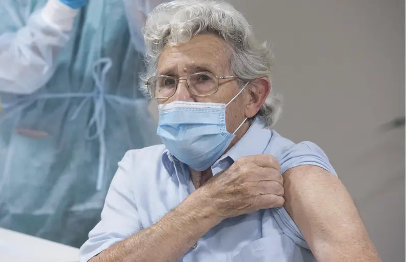  Alberto D&iacute;az es el segundo usuario de la residencia en recibir la segunda dosis de la vacuna Pfizer-BioNTech contra el coronavirus en el Centro Polivalente de Recursos Residencia Mixta de Gij&oacute;n, Asturias (Espa&ntilde;a), a 18 de enero de 2021. - EUROPA PRESS/J.Peteiro. POOL - Europa Press 