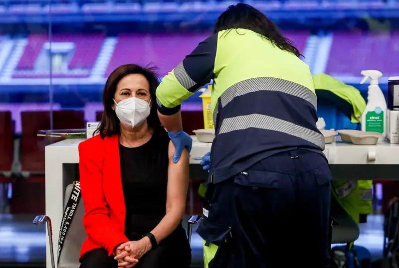  Un sanitario vacuna a la ministra de Defensa, Margarita Robles en el Wanda Metropolitano, en Madrid (Espa&ntilde;a), a 1 de abril de 2021. Margarita Robles fue citada para vacunarse este jueves dentro del plan sanitario de la Comunidad de Madrid, que administra - Ricardo Rubio - Europa Press 