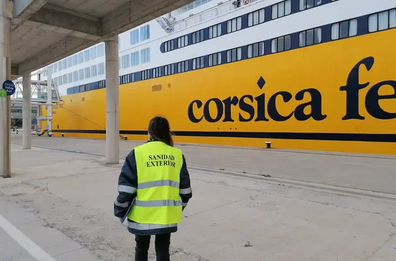  Un miembro del personal de Sanidad Exterior realiza el control de PCR a pasajeros del ferry Toulon-Alc&uacute;dia. - SANIDAD EXTERIOR 