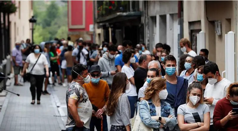  Personas con mascarillas. 