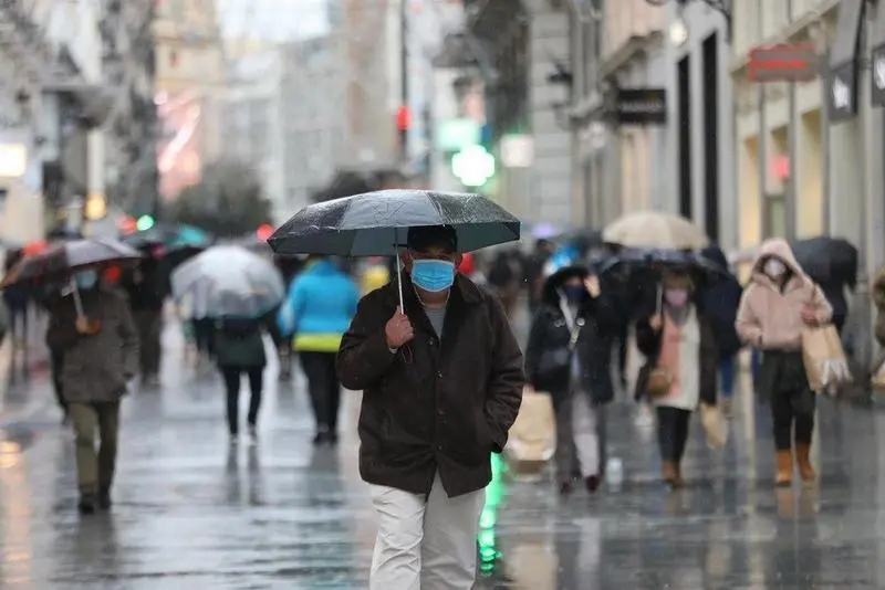  Archivo - Transe&uacute;ntes pasean protegidos con paraguas por el centro de la capital, en Madrid, (Espa&ntilde;a), a 27 de noviembre de 2020. - Marta Fern&aacute;ndez Jara - Europa Press - Archivo 