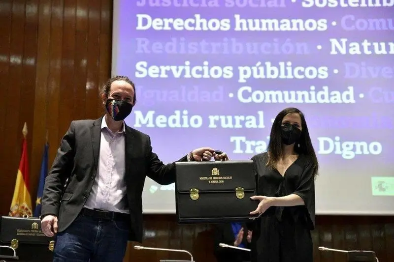  Iglesias traspasa la cartera de Derechos Sociales y Agenda 2030 a Ione Belarra. // Twitter 
