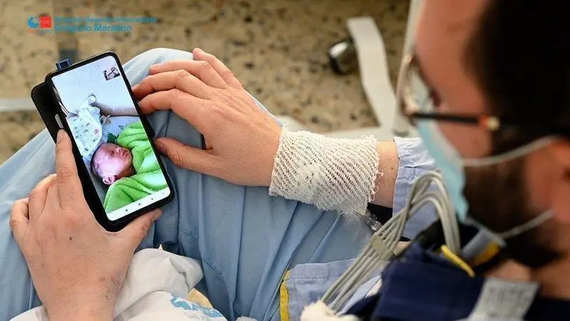  Videollamada del padre para ver a su beb&eacute; - HOSPITAL GREGORIO MARA&Ntilde;&Oacute;N 